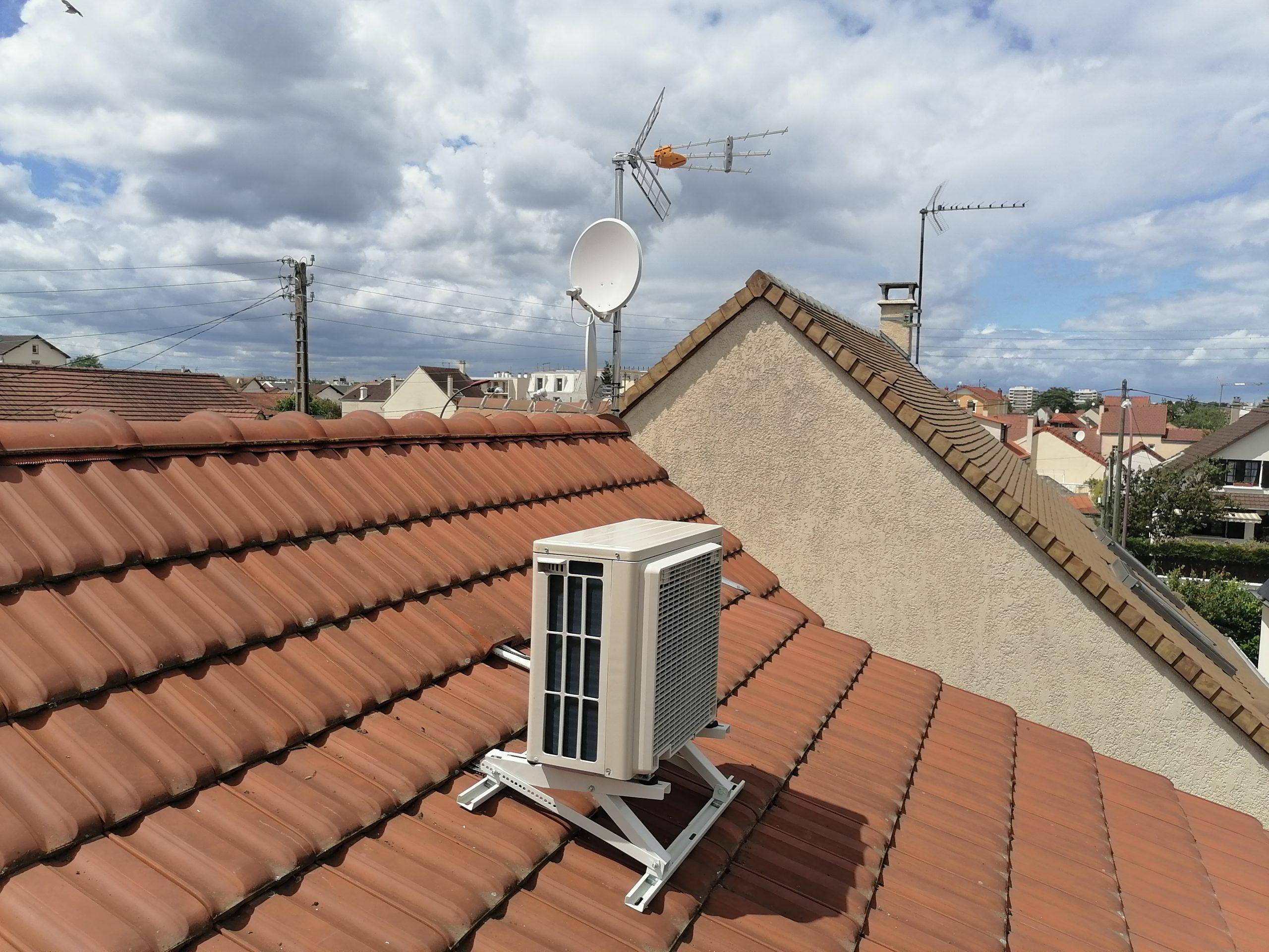 Antenne satellite sur le toit d'une maison