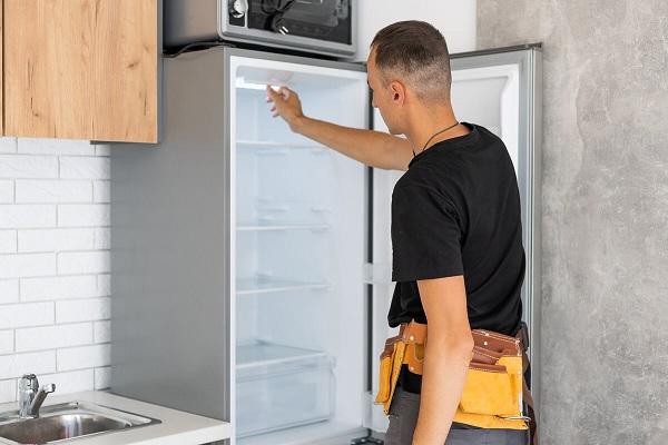 Réparation d'un frigo par un expert